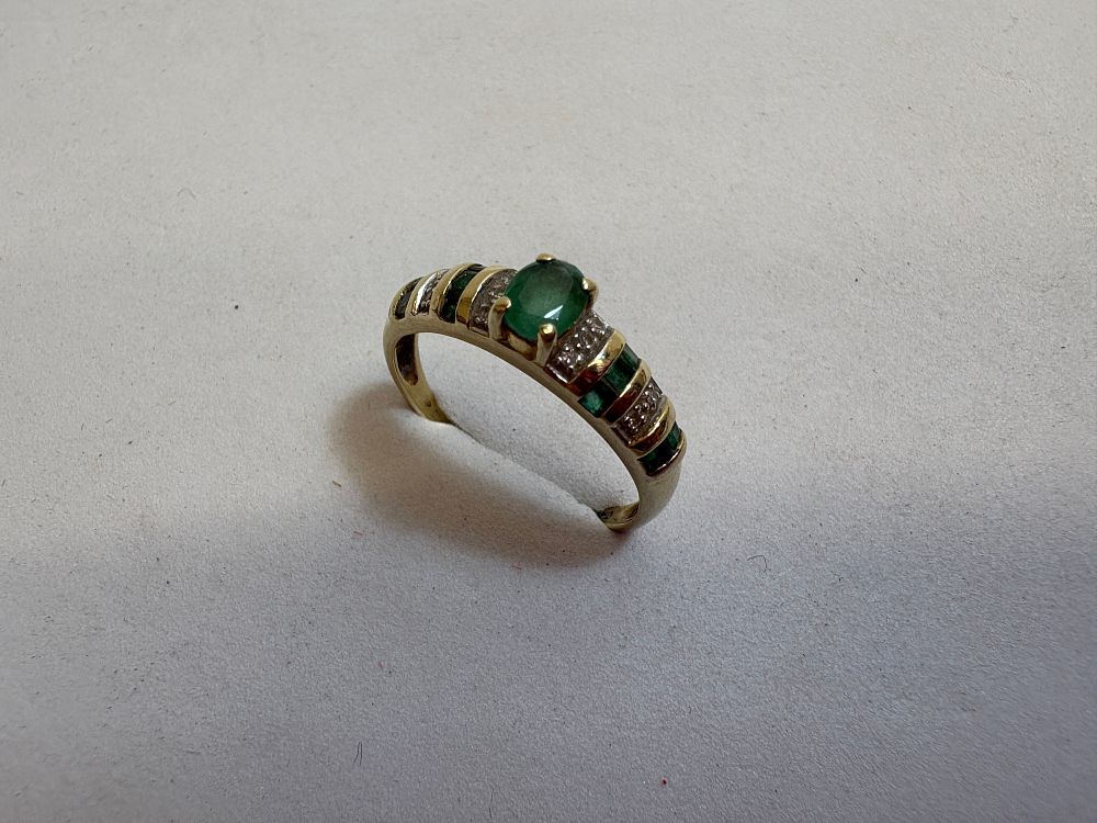 Lot 20: An Emerald and Diamond 18ct Gold Cocktail Ring circa 2.63g gross