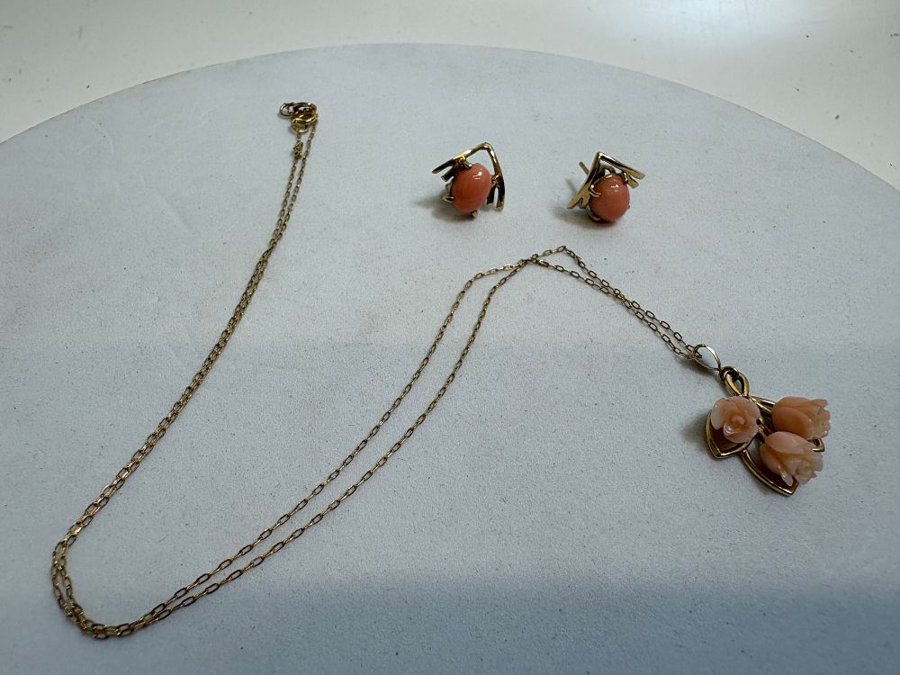 Lot 24: A 14 Carat Gold and Carved Angel Skin Coral Pendant Necklace and Matching Stud Earrings Suite circa 2g gross