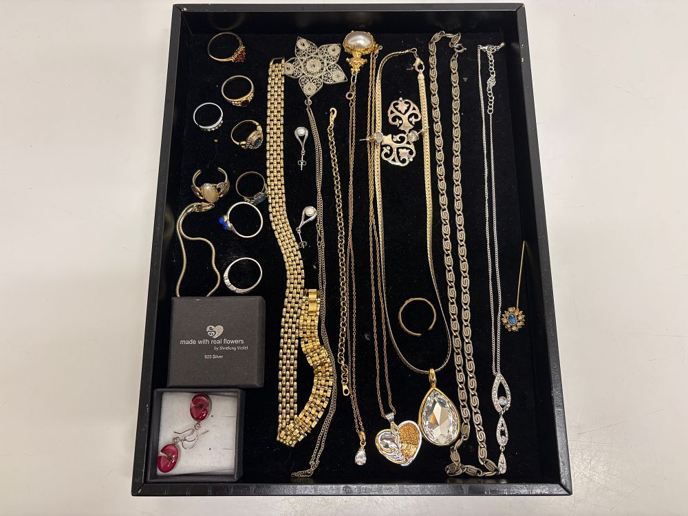 Lot 619: An Assortment of Sterling Silver and Costume Jewellery including Shrieking Violet