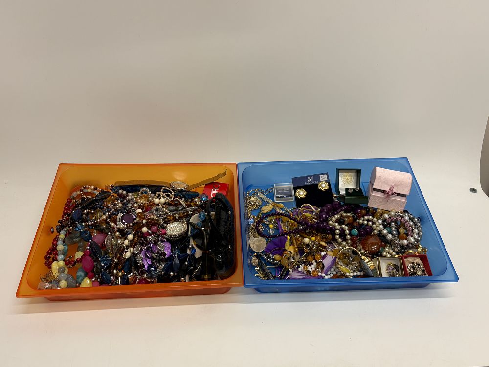 Lot 623: A Collection of Modern and Vintage Costume Jewellery, Watches, and Accessories