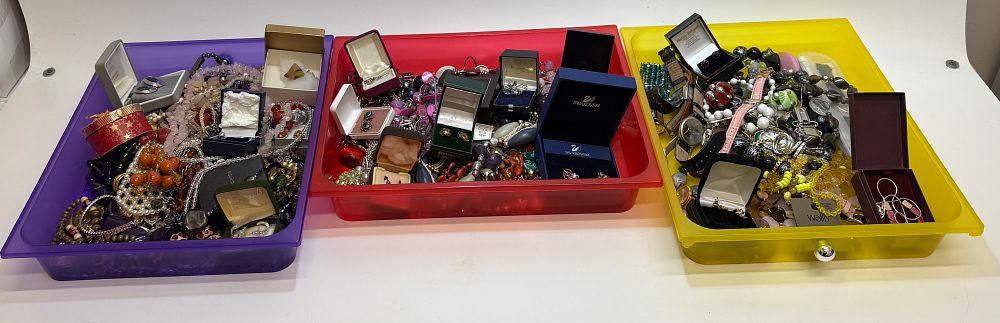 Lot 624: An Assortment of Costume Jewellery and Wristwatches