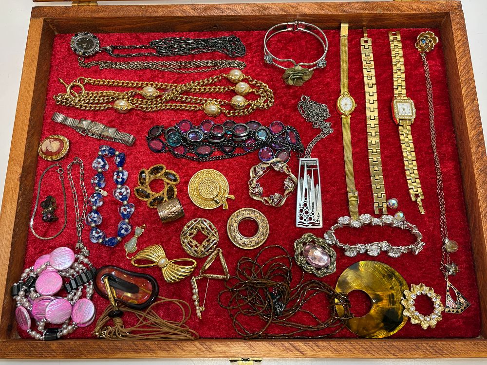 Lot 625: An Assortment of Vintage Costume Jewellery and Quartz Wristwatches