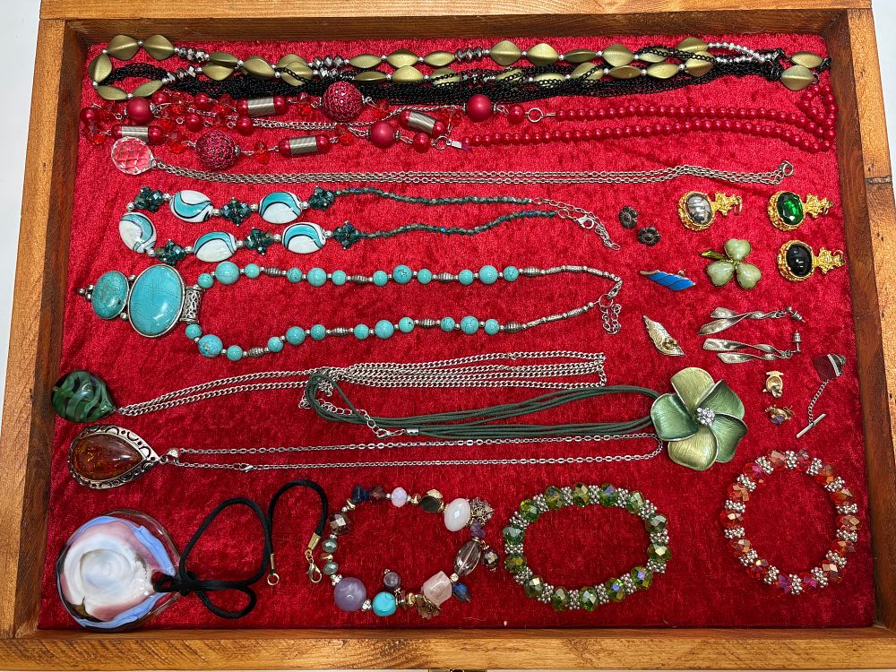 Lot 626: An Assortment of Vintage and Contemporary Costume Jewellery