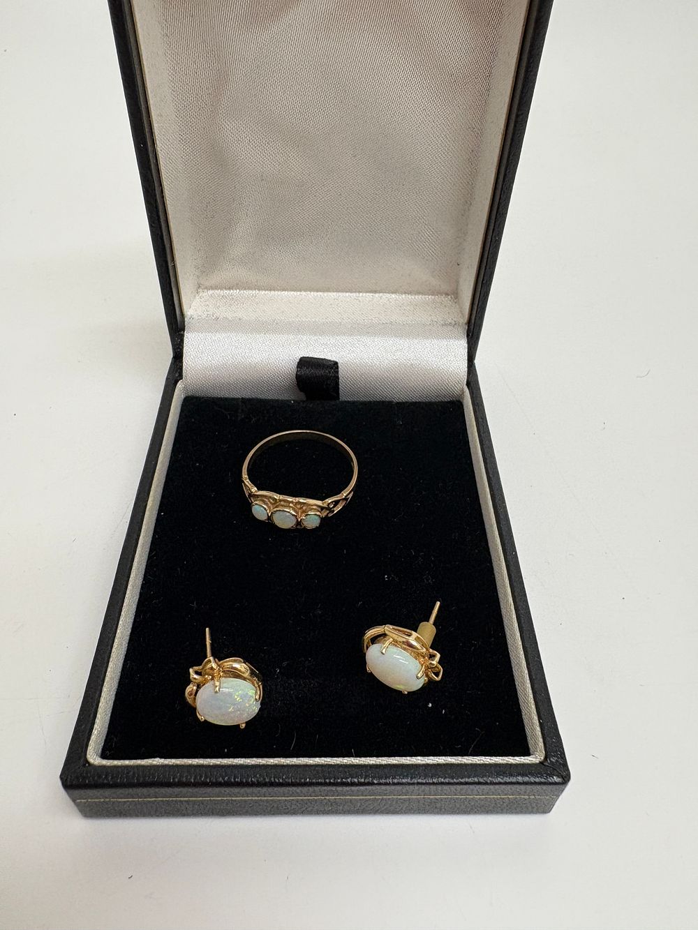 Lot 35: 9 Gold Opal Ring and a Pair Matching Opal Stud Earring Gross circa 2.9g