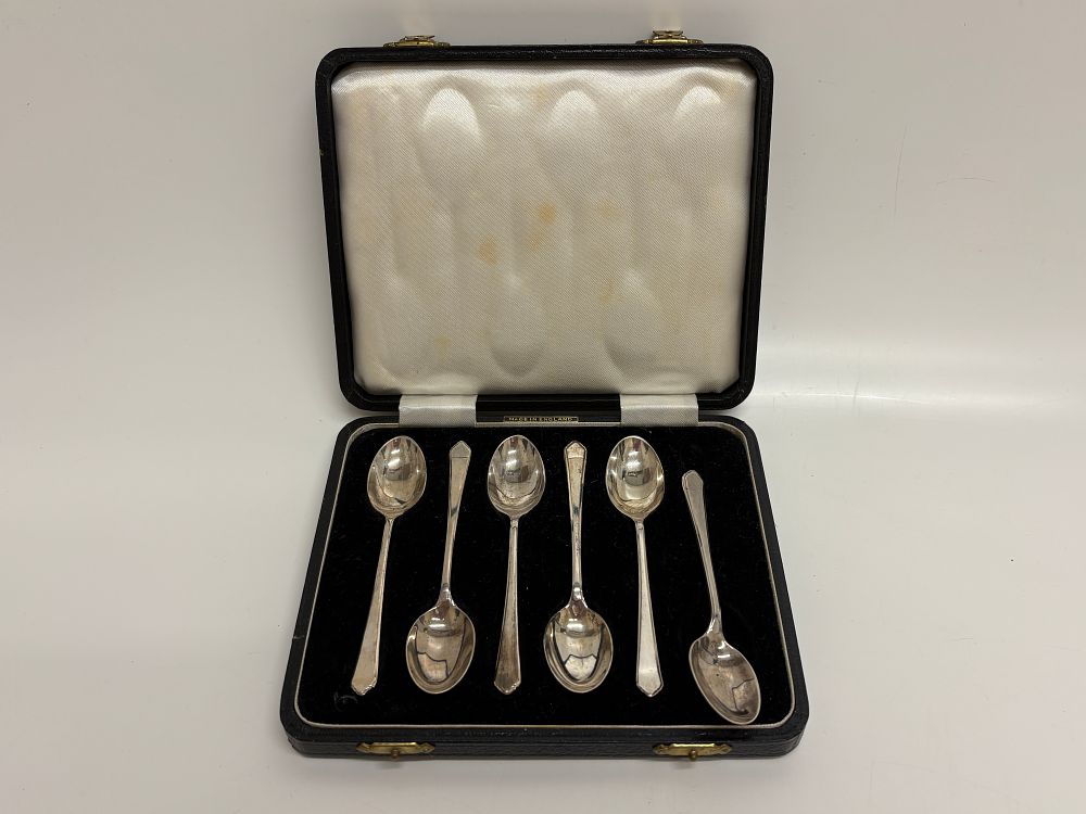 Lot 48: A Cased Set of Six Art Deco Sterling Silver Teaspoons circa 97.22g