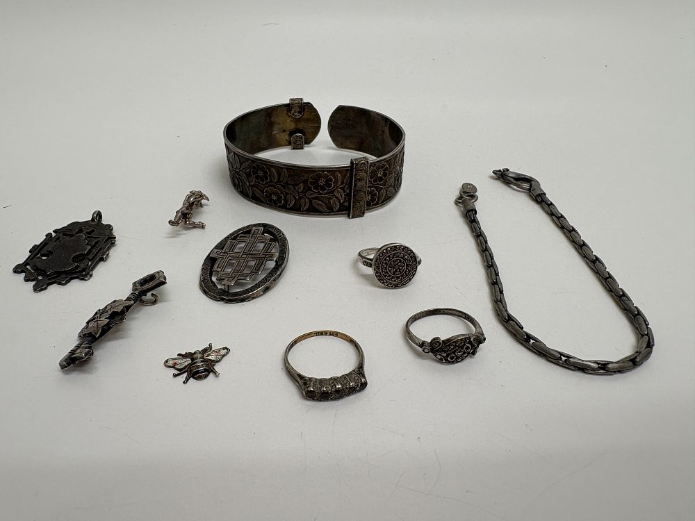 Lot 120: A Group of Vintage Silver Jewellery to Include a Hinged Bangle and Brooches Circa 72.14g
