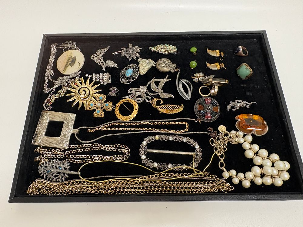 Lot 733: An Assortment of Vintage and Contemporary Costume Jewellery including Hobbs London