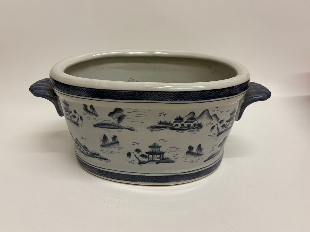 Lot 740: A Chinese blue and white porcelain footbath, Hua Rong Tang Zhi mark, late 19th or 20th century