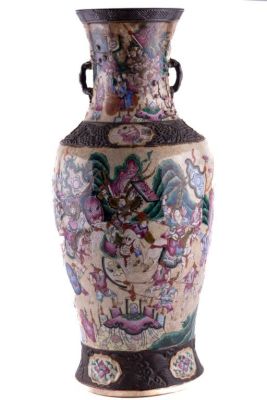 Large Chinese Decorated Vase. A large Chinese decorative vase depicting a battle scene with many 
