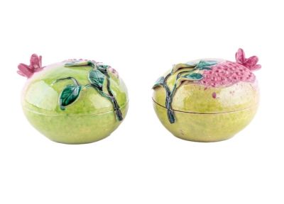 Pair of Pomegranate Divided Boxes. Condition is good, with some fleabites around the rim. 