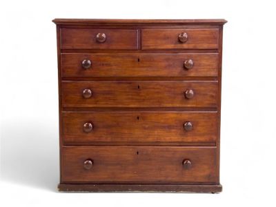 20th Century Chest of Drawers. An early 20th century chest of drawers in good condition, with a 
