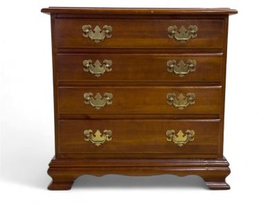 Small Chest of Drawers / Bachelors Chest. Small chest of drawers measuring approx. 24? high, 24? 