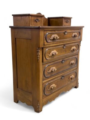 Victorian Chest of Drawers w/ Molding. A Victorian chest of drawers with molding. Key is 