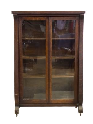 Oak Curio Cabinet w/ 3 Shelves. An oak curio display cabinet with three shelves. Glass is intact 