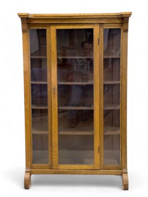 Farson Manu. Golden Oak Display Case. Farson manufacturing golden oak display cabinet with a 