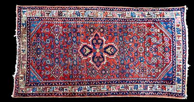 Persian Heriz Area Rug / Mat ~2.5' x 4.5'. Persian Heriz Area Rug with central floral medallion 