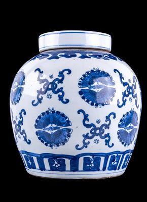 Chinese Blue and White Ginger Jar w/Lid. 20th century Chinese blue and white porcelain ginger 