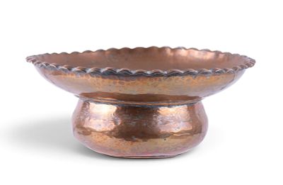 Antique Persian Hammered Copper Spittoon. Hammered copper jardiniere, or spittoon, featuring a 