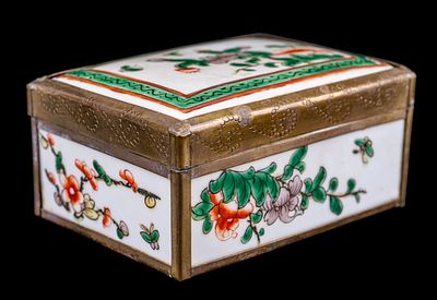 Chinese Famille Rose Porcelain Casket Box. A Chinese Famille Rose porcelain casket box featuring 