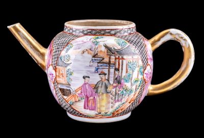 Qianlong Period Chinese Export Porcelain Teapot. Antique Chinese export porcelain teapot 