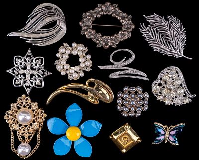 Costume Brooches 12+. Bag containing assorted costume Brooches, including a Jonette Jewelry 