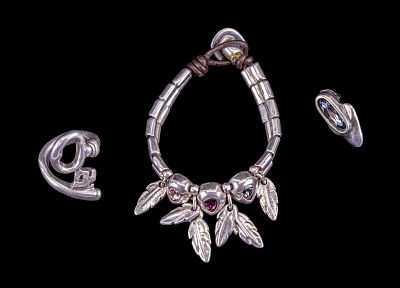 Uno de 50 Costume Jewelry. Designer Uno de 50 "key" wrap around ring, earrings, and bracelt. 