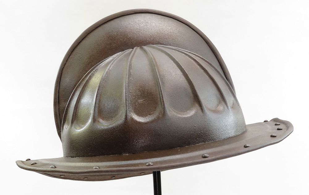 Lot 255: A VICTORIAN ERA ENGLISH CIVIL WAR PIKEMANS HELMET