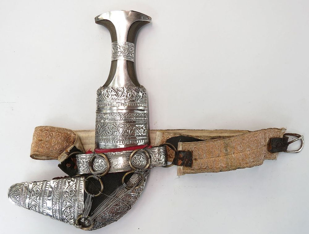 Lot 268: A RARE OMANI KHANJAR DAGGER WITH BELT