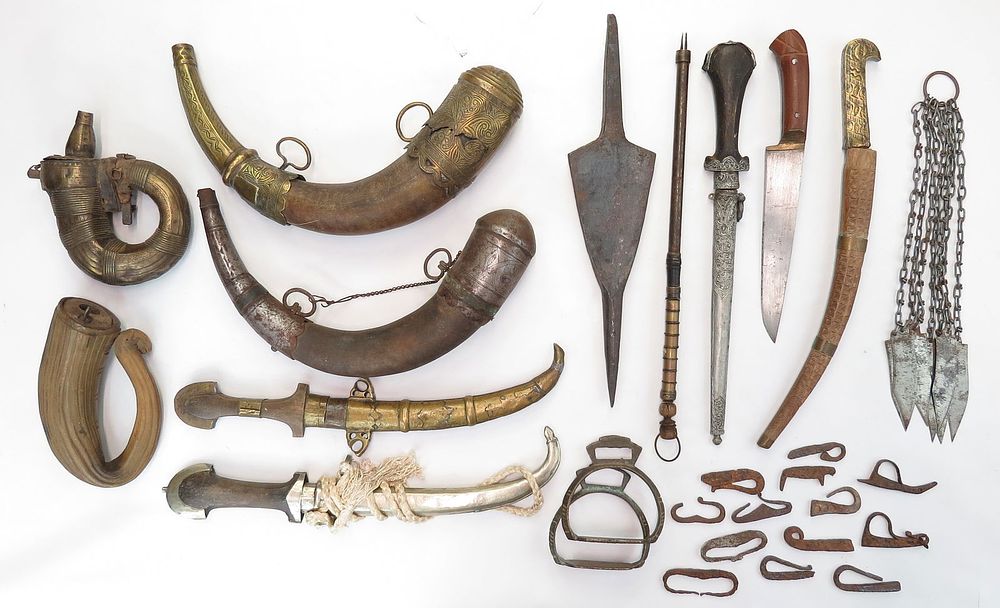 Lot 325: A LOT OF 16 ASSORTED ARMS AND RELATED ITEMS