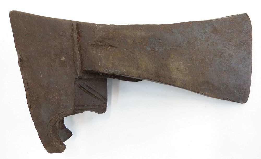 Lot 295: AN INDIAN AXE HEAD