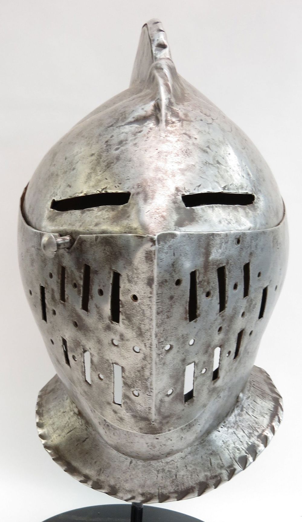 Lot 179: A VICTORIAN-ERA CLOSE HELMET