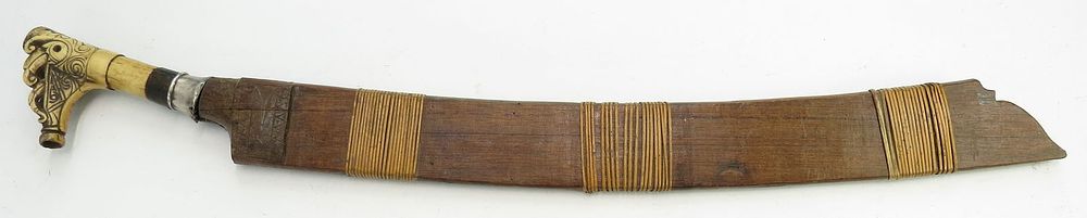 Lot 252: A RARE DAYAK HEADHUNTER LANGGAI TINGGANG SWORD