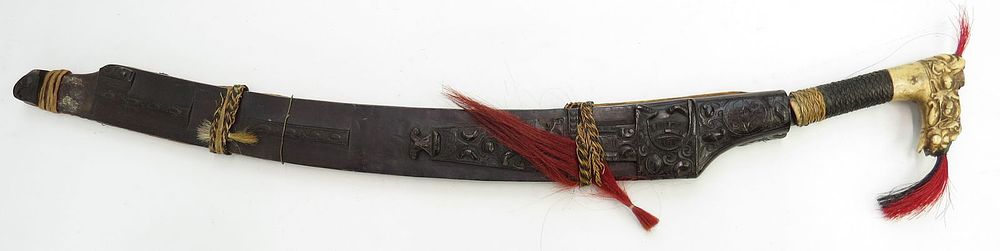 Lot 308: A RARE DAYAK HEADHUNTER LANGGAI TINGGANG SWORD