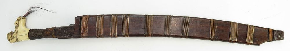 Lot 314: A RARE DAYAK HEADHUNTER LANGGAI TINGGANG SWORD