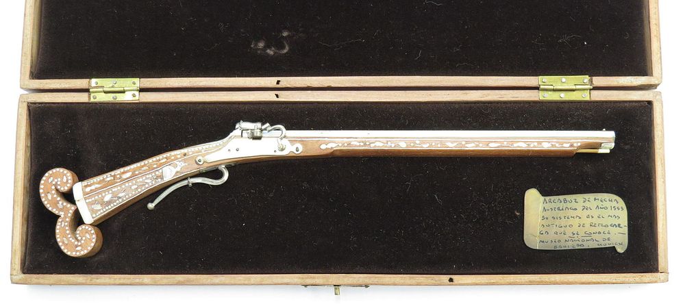 Lot 255: A MINIATURE MATCHLOCK ARQUEBUS BY EDUARDO RUIZ