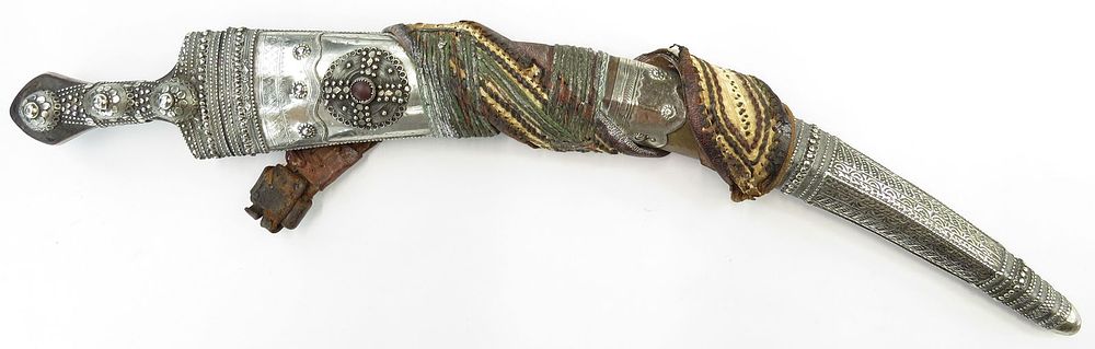 Lot 260: AN ARAB KHANJAR DAGGER