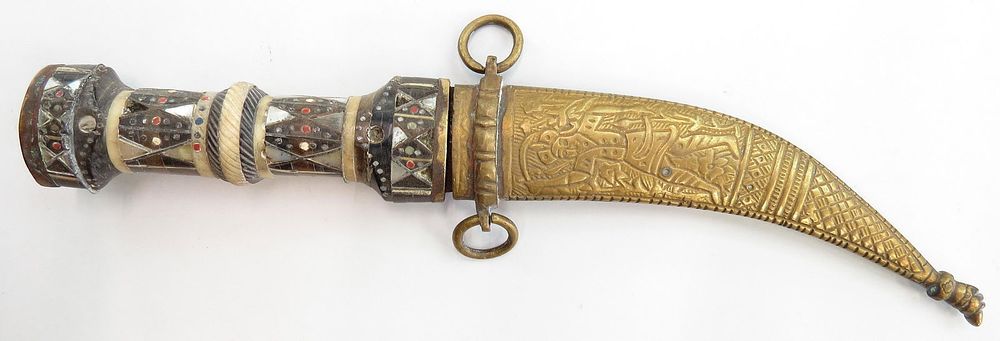 Lot 383: A SYRIAN MAGDALI DAGGER