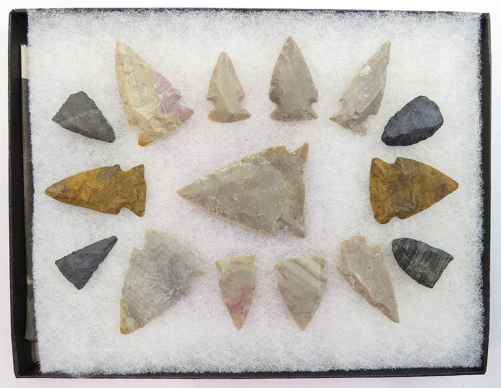 Lot 398: FIFTEEN (15) STONE ARROWHEADS