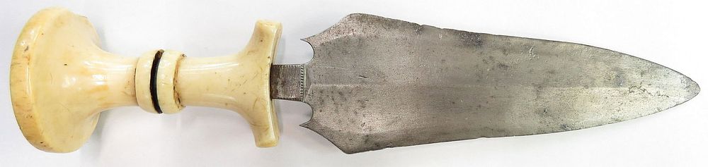 Lot 263: A RARE MOUNT MANGBETU DAGGER