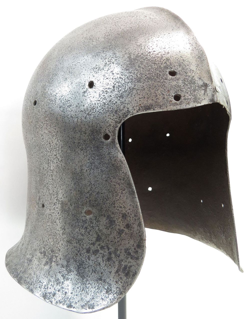 Lot 162: A FINE RARE MEDIEVAL SALLET HELMET