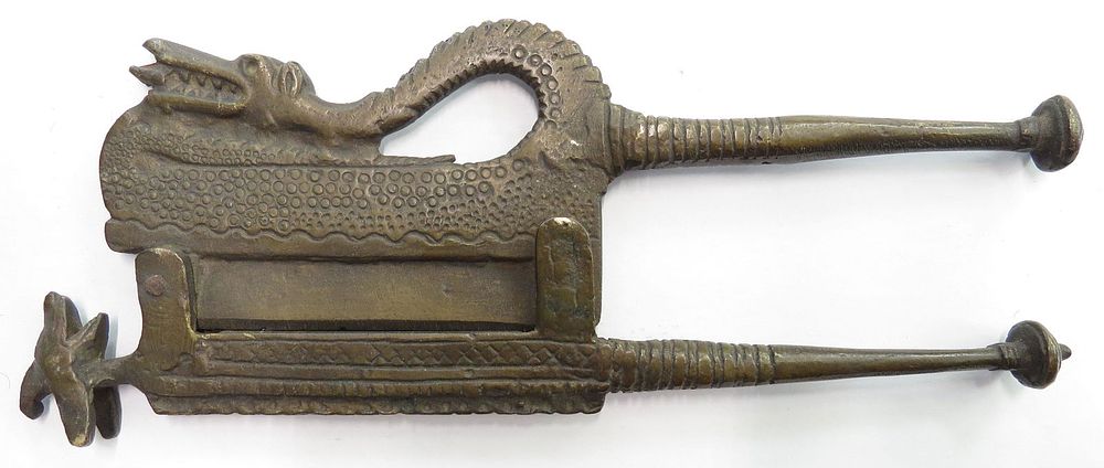 Lot 373: AN INDIAN BETEL NUT CUTTER