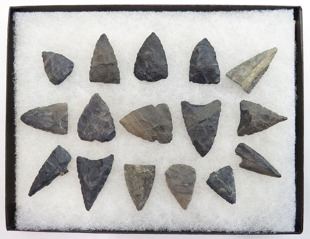 Lot 397: SIXTEEN (16) STONE ARROWHEADS