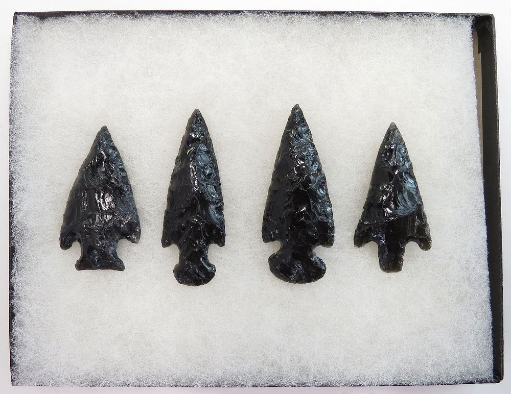 Lot 399: FOUR (4) OBSIDIAN ARROWHEADS