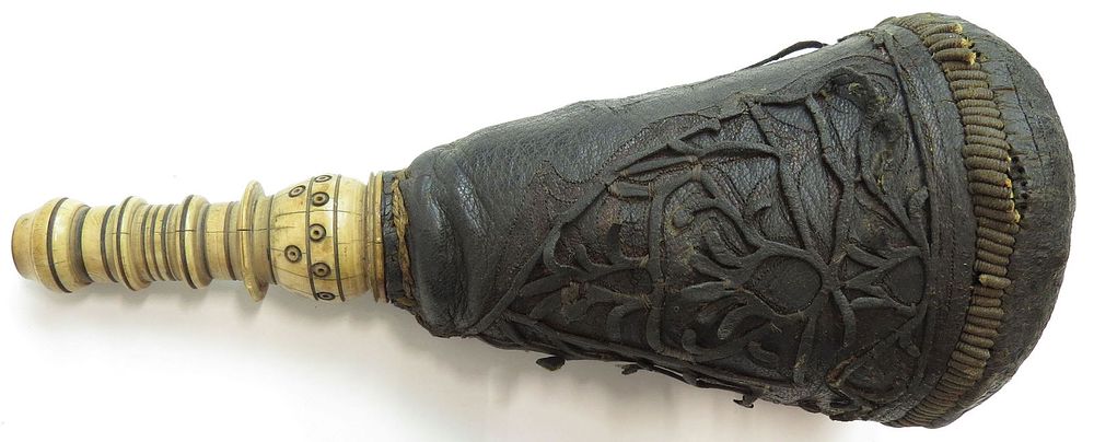 Lot 184: A RARE OTTOMAN POWDER FLASK