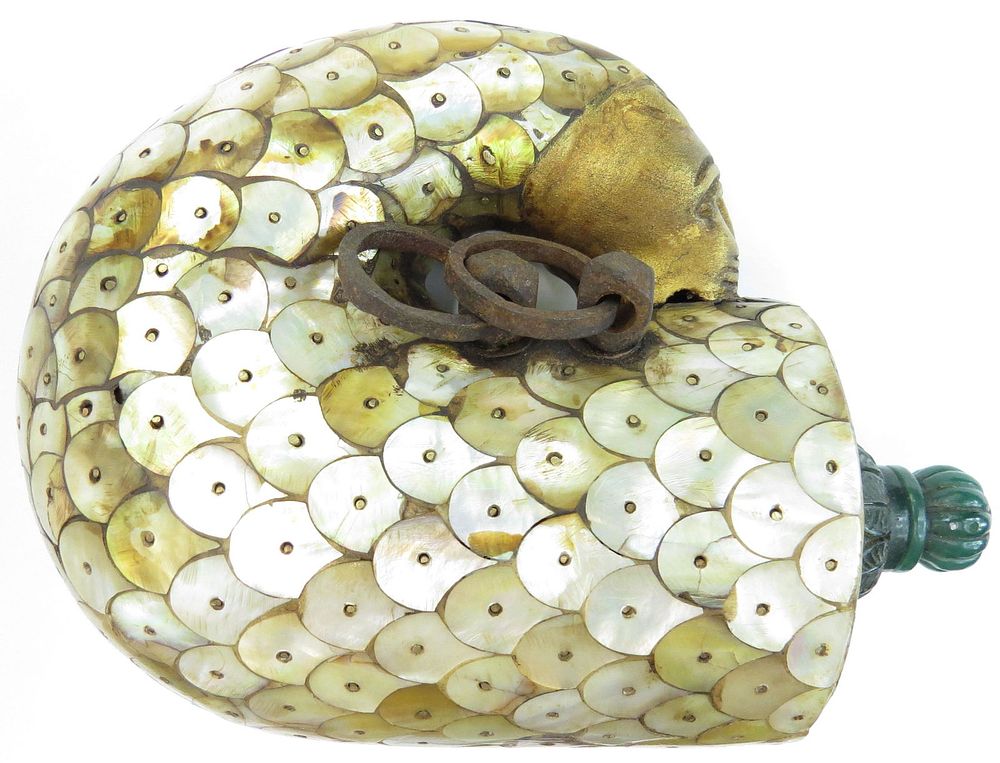 Lot 211: A RARE INDIAN BARUTDAN POWDERHORN