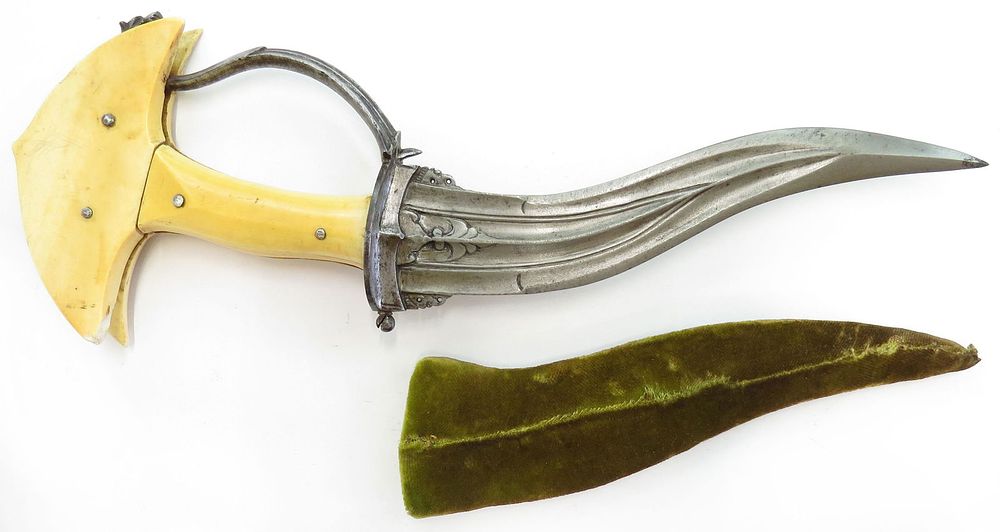 Lot 256: A RARE INDIAN KHANJARLI DAGGER