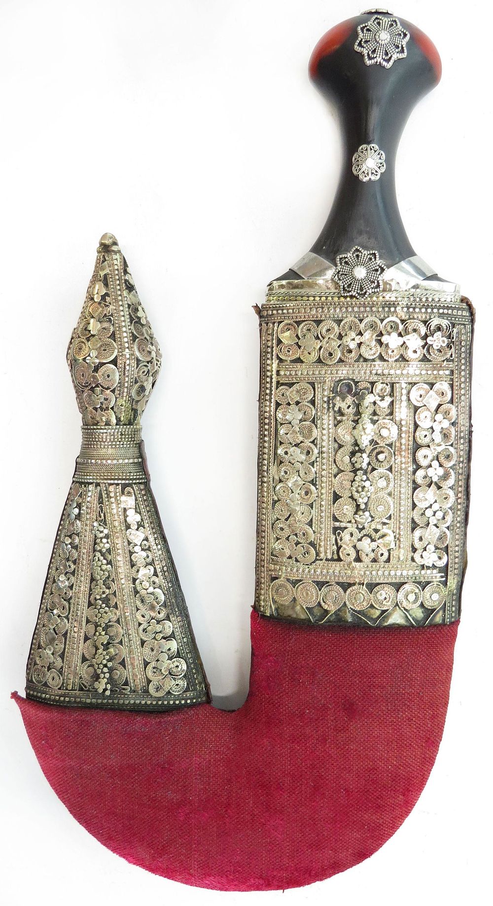 Lot 290: AN ARAB KHANJAR DAGGER