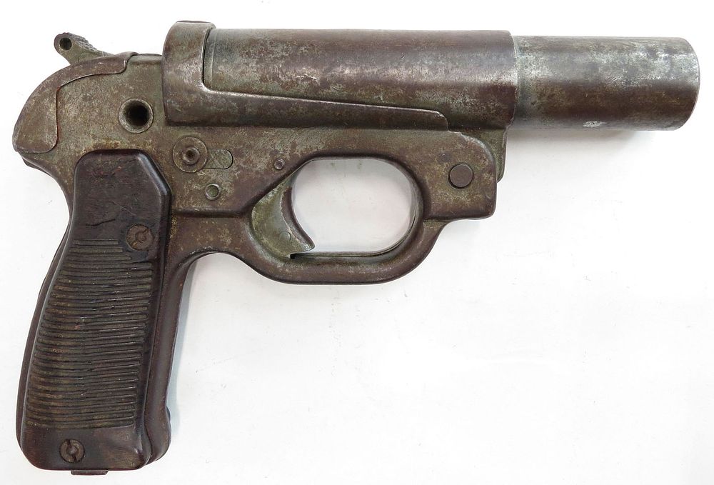 Lot 294: A GERMAN LEUCHTPISTOLE 42 FLARE PISTOL