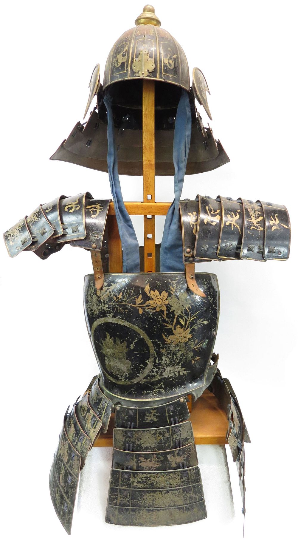 Lot 296: A VICTORIAN-ERA EAST-ASIAN REPLICA ARMOR