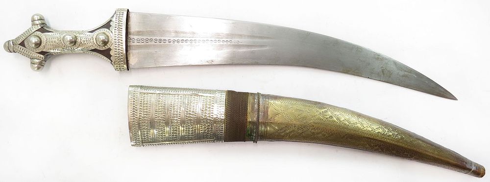 Lot 323: AN ARAB KHANJAR DAGGER